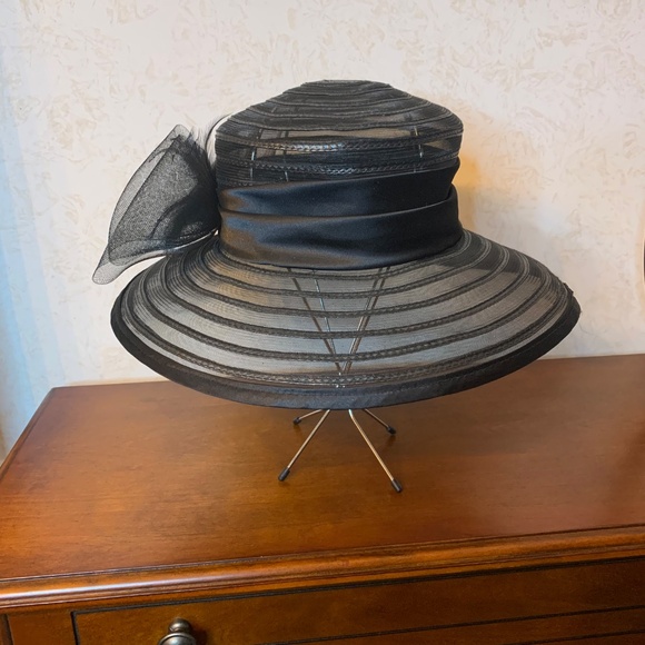 Beautiful black church hat with satin tie, soft feathers, and netting bow - Picture 4 of 7